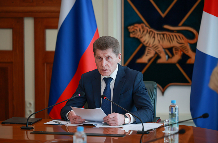 Более 200 новых мусоровозов закупит Приморье за три года.