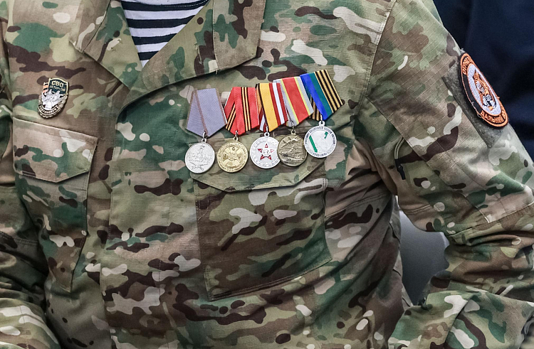 Более 150 военнослужащих подали заявки на участие в кадровой программе «Герои Приморья». Более 150 военнослужащих подали заявки на участие в кадровой программе «Герои Приморья».